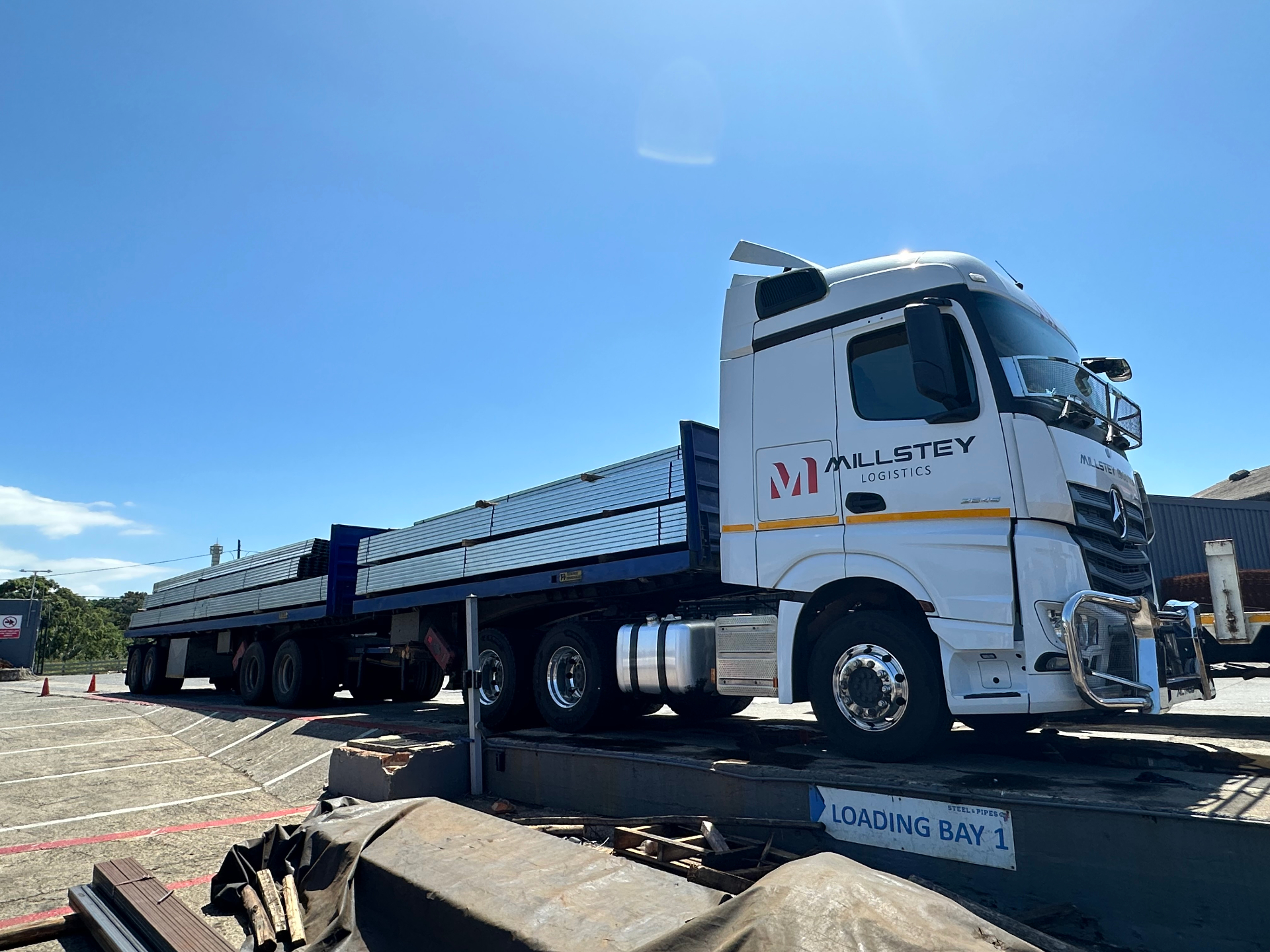 Flat deck truck